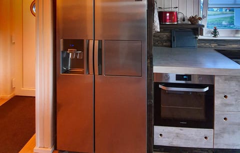 Fridge, stovetop, dishwasher, coffee/tea maker