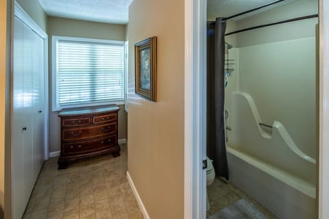 Combined shower/tub, hair dryer, towels