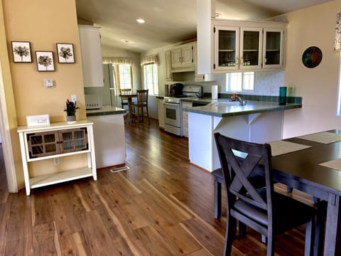 Open area to kitchen & dining area