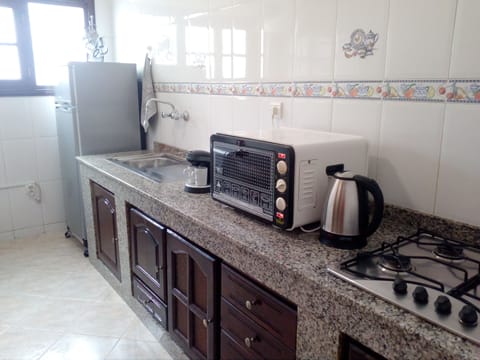 Fridge, stovetop, coffee/tea maker, electric kettle