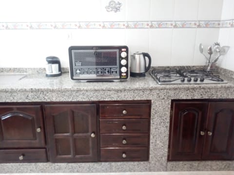 Fridge, stovetop, coffee/tea maker, electric kettle