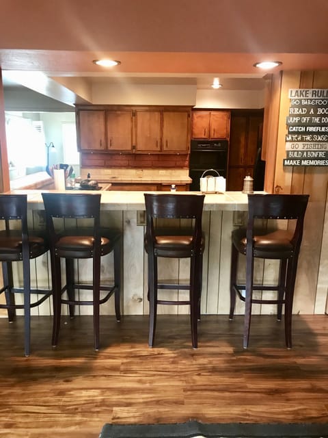 Additional barstools seating for 4