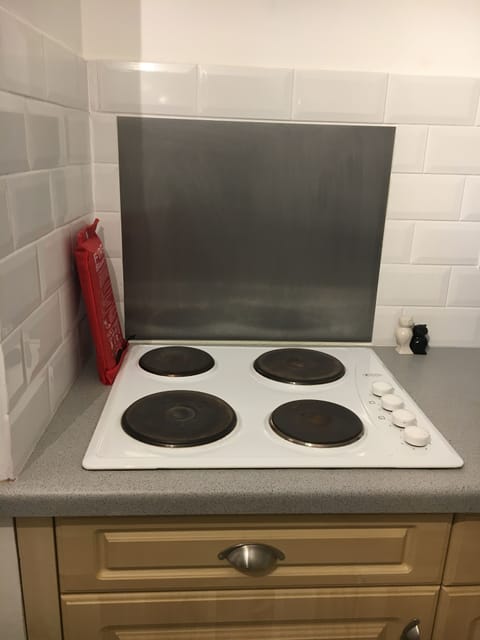 4 ring hob so you can fry breakfast etc. Fire blanket for your safety.