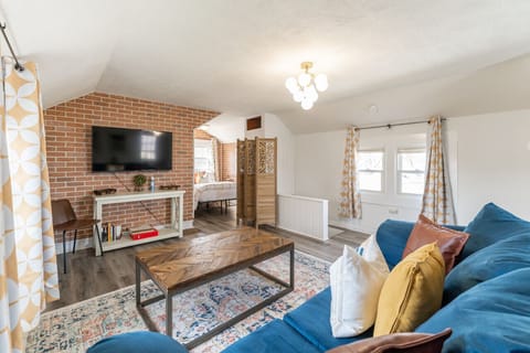 ⭐️⭐️⭐️⭐️⭐️ "This was our second stay and we loved it. It’s super easy to find and it’s nice having the parking space in the back. The neighborhood is very nice and great for taking a walk around!" -  Samantha, December 2023