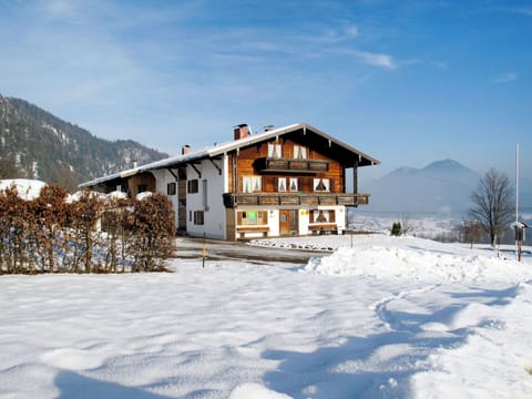 Sky, Cloud, Snow, Mountain, Building, Window, Slope, Tree, House, Freezing