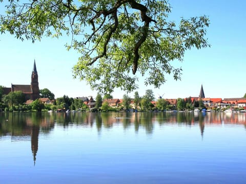 Water, Sky, Building, Plant, Natural Landscape, Lake, Watercourse, Bank, Tree, City