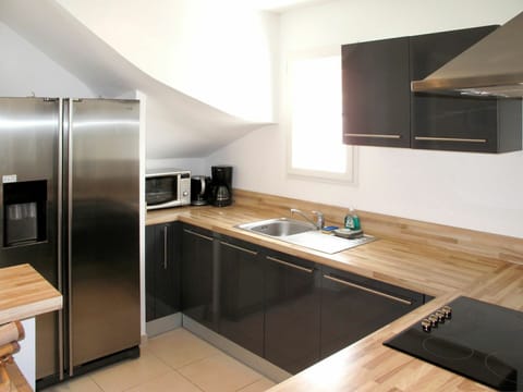 Countertop, Cabinetry, Kitchen Sink, Sink, Tap, Property, Furniture, Plumbing Fixture, Kitchen, Kitchen Stove