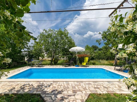 Cloud, Sky, Plant, Property, Water, Nature, Azure, Swimming Pool, Shade, Tree