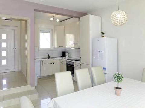 Room, Bathroom, Property, Interior Design, Furniture, Ceiling, Building, Floor, Sink, House