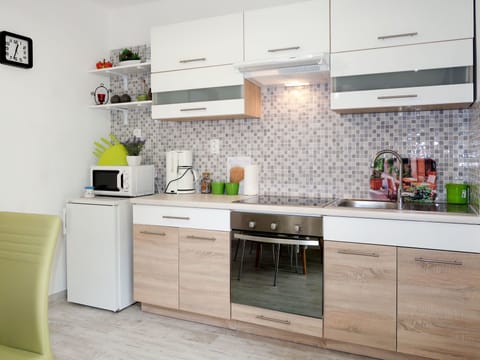 Countertop, Kitchen, Room, Furniture, Cabinetry, White, Property, Interior Design, Green, Tile