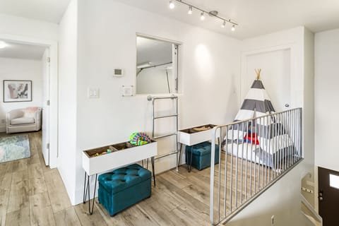 7 bedrooms, desk, cribs/infant beds, travel crib