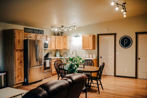 Private kitchen | Fridge, microwave, oven, stovetop