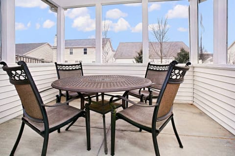 【Patio】☞ Table for four☞ Off the kitchen dining area☞ Roofed ☞ Great outdoor space!