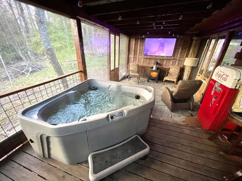 Private screened in porch: two person hot tub, smart TV, wood burning stove 