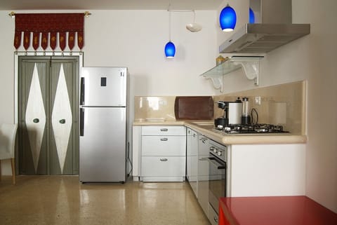 Full-size fridge, oven, stovetop, espresso maker