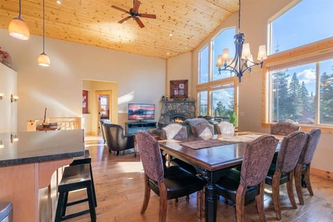 Upper level dining/living room