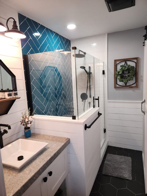 Bathroom | Combined shower/tub, hair dryer, soap, shampoo