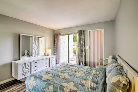 Bedroom | Queen Bed | Linens Provided