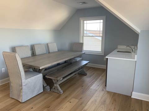 Loft Wet Bar/Seating