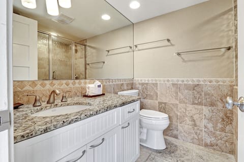 Combined shower/tub, hair dryer, towels