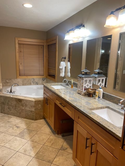 Combined shower/tub, jetted tub, hair dryer, towels