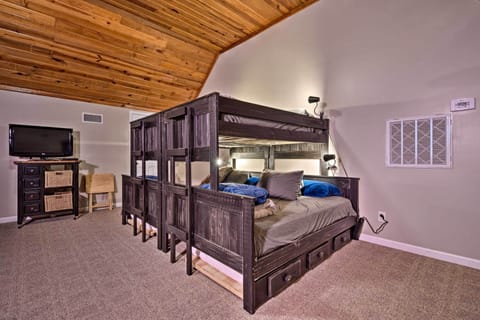 4 bedrooms, desk, iron/ironing board, internet