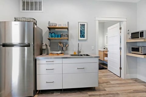 Full-size fridge, microwave, coffee/tea maker, toaster