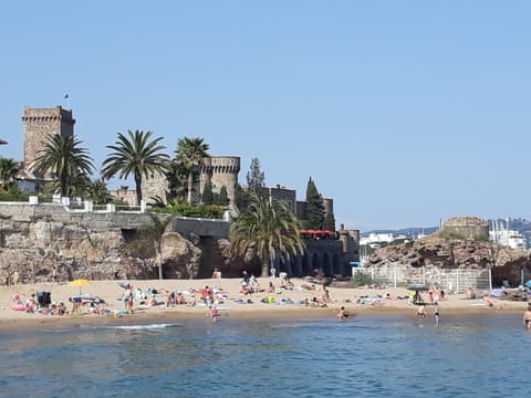 Beach nearby, sun loungers, beach towels