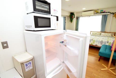 Fridge, microwave, stovetop, cookware/dishes/utensils