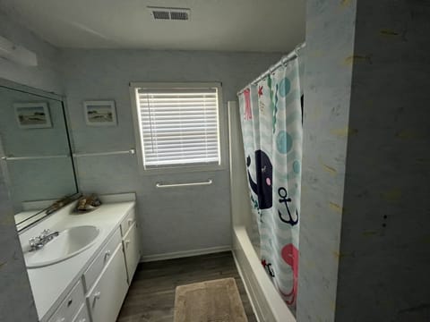 Hallway Bathroom with Tub/Shower combo