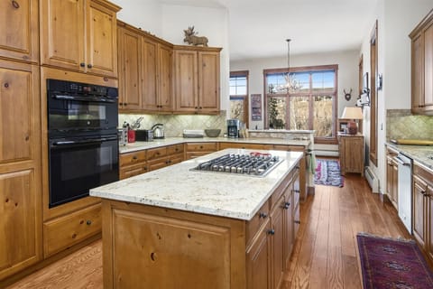 Arrowhead 5 bed house w/ skier shuttle to lift