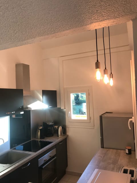 Microwave, toaster, fridge/freezer and dishwasher.