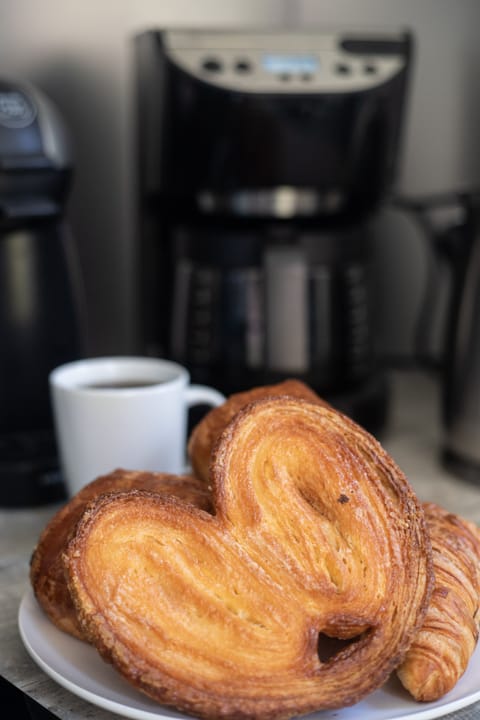 Filter coffee machine, Nespreso machine and kettle in kitchen