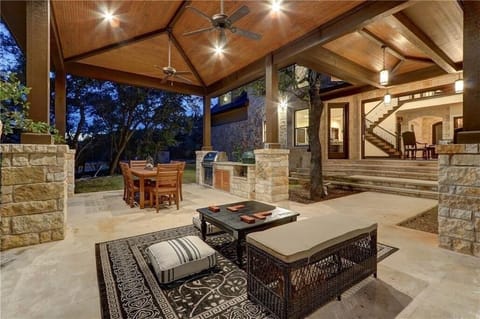 Secluded outdoor living, cooking & dining in heart of Texas!