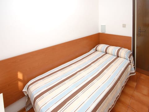 Bed, Room, Bedroom, Furniture, Property, Bed Frame, Bed Sheet, Bedding, Mattress, Floor