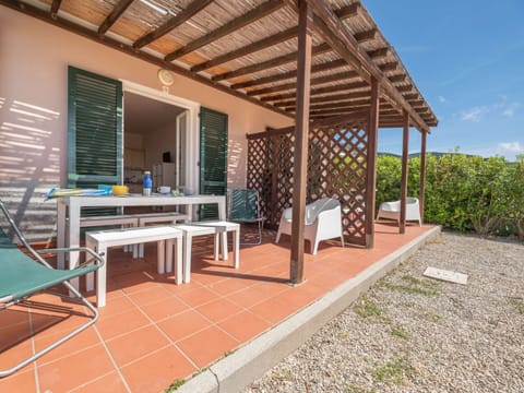 Property, Furniture, Sky, Shade, Swimming Pool, Plant, Outdoor Furniture, Wood, Table, Leisure