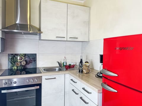 Cabinetry, Countertop, Property, Kitchen Appliance, Kitchen, Kitchen Stove, Home Appliance, Cooktop, Building, Interior Design