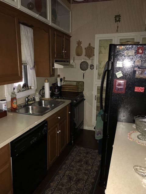 Microwave, dishwasher, coffee/tea maker, cookware/dishes/utensils