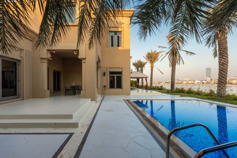 Seafront holiday villa with private pool and beach access in Palm Jumeirah Dubai