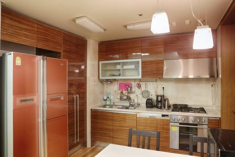 Private kitchen | Fridge, microwave, cookware/dishes/utensils, spices