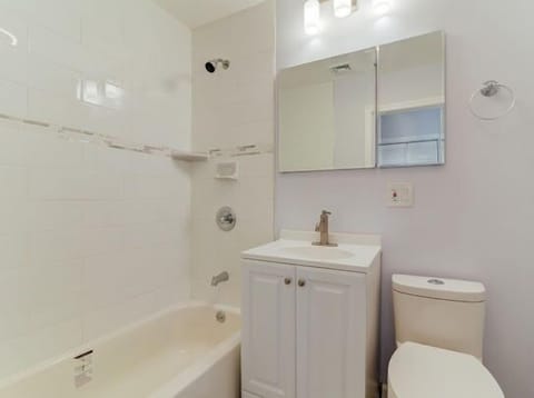 Combined shower/tub, hair dryer, towels