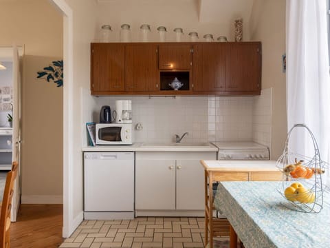 Cabinetry, Countertop, Property, Furniture, Sink, Kitchen Sink, Kitchen, Wood, Interior Design, Kitchen Stove