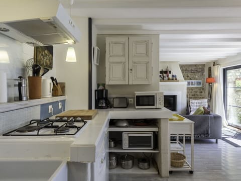 Countertop, Cabinetry, Kitchen Stove, Kitchen, Kitchen Appliance, Gas Stove, Wood, Home Appliance, Interior Design