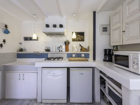 Cabinetry, Countertop, Property, Sink, Building, Kitchen Stove, Kitchen, Interior Design, Lighting, Kitchen Appliance