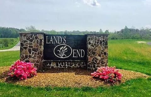 Lands' End Entry Sign