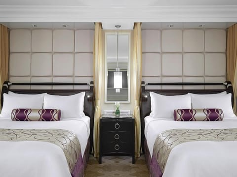 Venetian Luxury Queen Beds