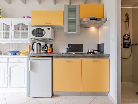 Cabinetry, Countertop, Kitchen Appliance, Kitchen Stove, Kitchen, Computer Desk, Home Appliance, Building, Floor, Major Appliance