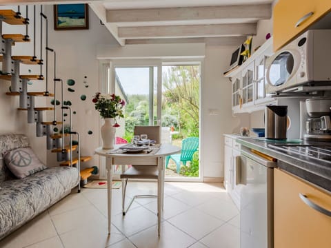 Property, Furniture, Cabinetry, Countertop, Kitchen Appliance, Kitchen Stove, Interior Design, Building, Gas Stove, Window