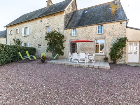 Plant, Building, Window, Property, Sky, House, Road Surface, Land Lot, Cottage, Asphalt