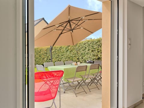 Building, Sky, Shade, Chair, Plant, Wood, Rectangle, Door, Outdoor Furniture
